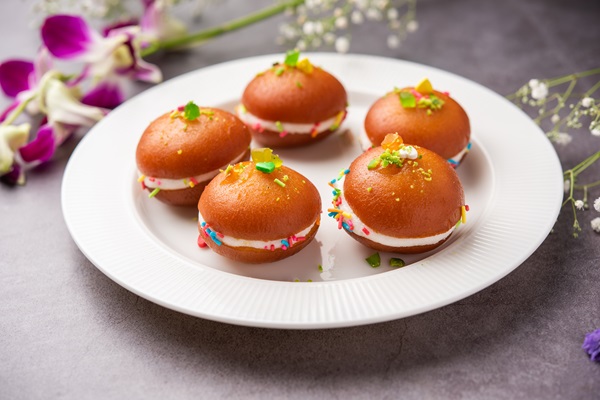 Gulab Jamun sandwich with cream inside